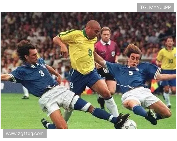 八号足球明星的传奇故事与辉煌成就揭示了运动员的奋斗精神与团队合作的重要性